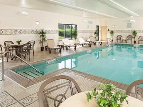 Hampton Inn & Suites Chicago/סנט צ'ארלס מראה חיצוני תמונה