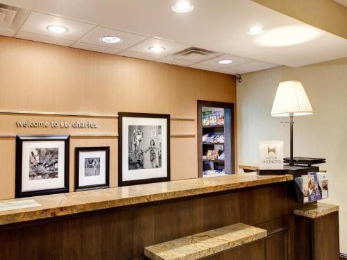Hampton Inn & Suites Chicago/סנט צ'ארלס מראה חיצוני תמונה