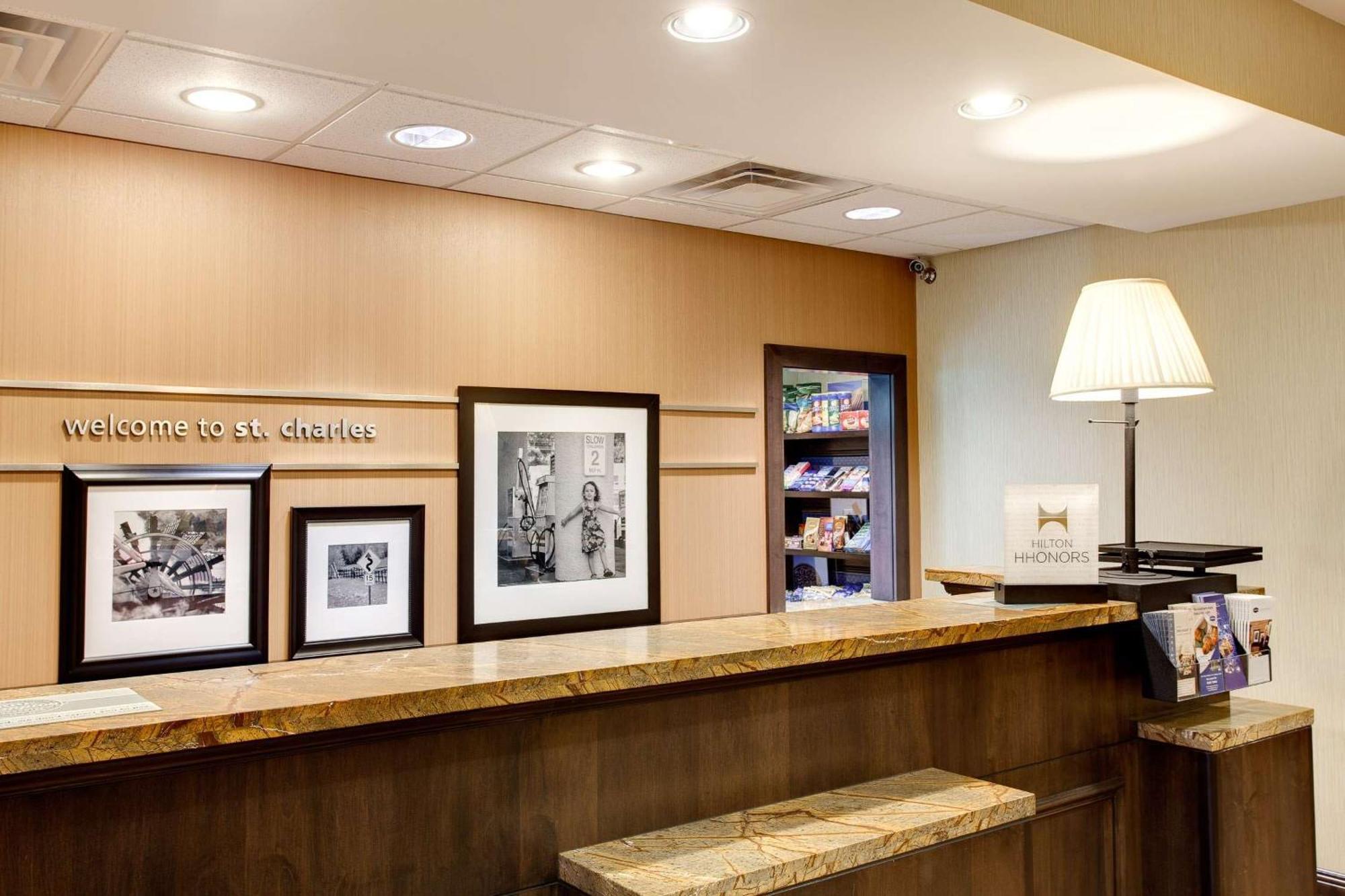 Hampton Inn & Suites Chicago/סנט צ'ארלס מראה חיצוני תמונה